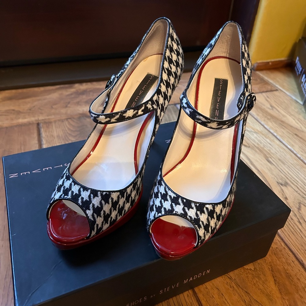 BRAND NEW Like Steve Madden Black/White/Red High Heels Size 10